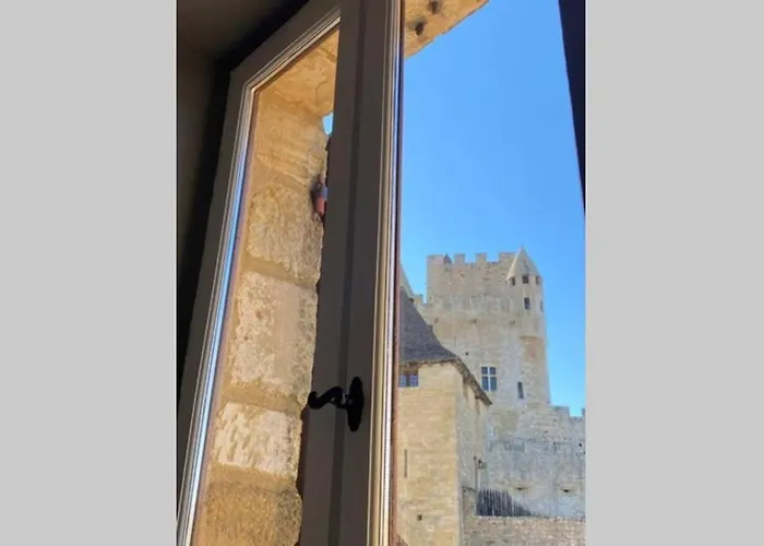 La Croquante Face Au Chateau
