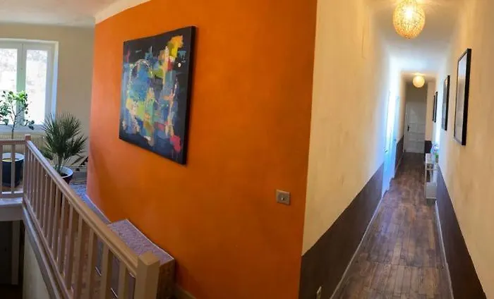 La Croquante Face Au Chateau