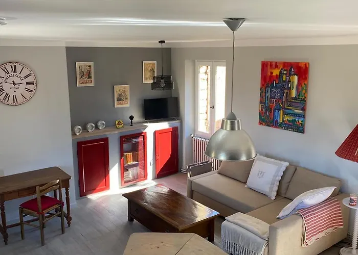 La Croquante Face Au Chateau